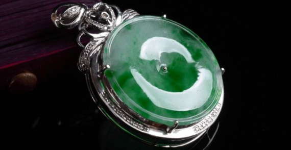 翡翠首饰和白玉相比，虽然价格要高出很多倍，但翡翠市场更成熟  第2张