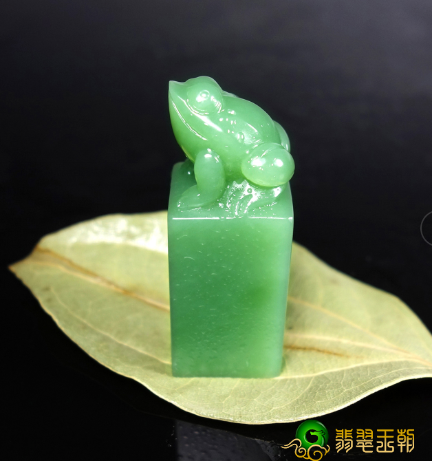 翡翠歌词新疆和田玉三足金蟾摆饰的喻意，及其放置忌讳有什么   第2张