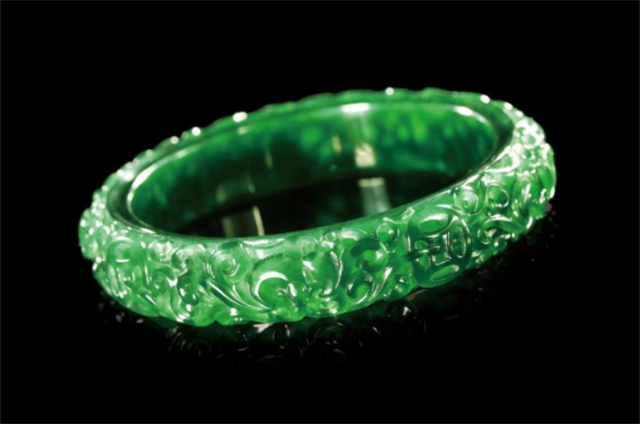 翡翠原石那里有卖的雕花手镯一般会有瑕疵吗？它的价值高不高？(图文)   第2张