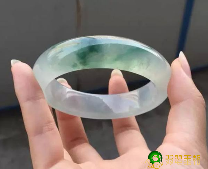 天价翡翠原石解石为何飘花翡翠那么贵？ 