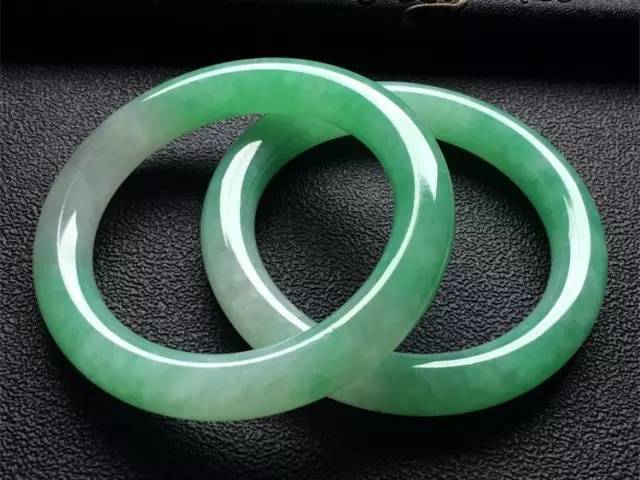 黄翡翠有小原石吗鸳鸯镯就是指成对的手镯吗？关于鸳鸯镯，你必须要知道哪4件事？   第1张