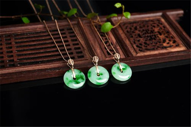 翡翠原石是怎么产生的翡翠平安扣不同人群佩戴也有讲究，来看看它有什么魅力！   第1张