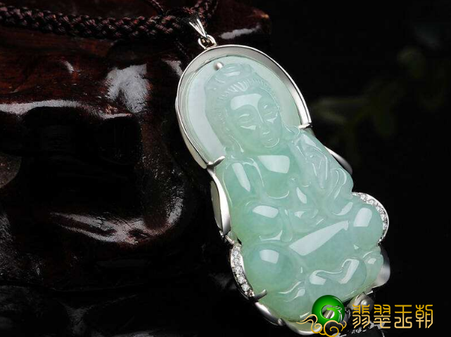 翡翠玉观音的吊坠价格是多少？影响它价格的因素有哪些？   第2张