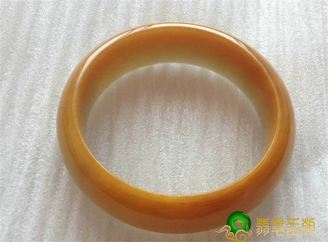 黄翡翡翠镯子为什么罕见宝贵？一切从黄翡自身谈起！   第2张