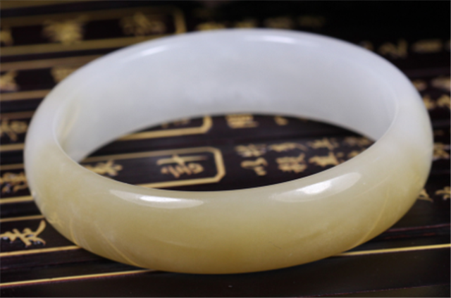 翡翠原石种水鉴别图片大全翡翠手镯和玉手镯哪个好？让我来解答你的疑惑！   第1张