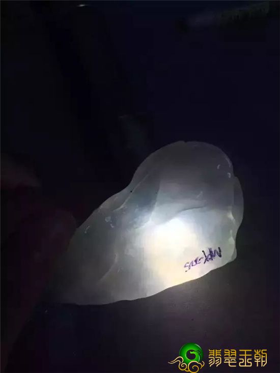 翡翠手镯 亮晶晶的每个人都要想翡翠冰种，实际上冰糯种也很漂亮，看一下这两块料子就了解   第4张