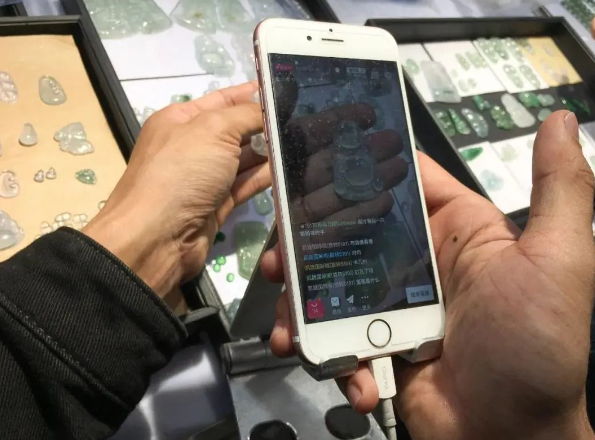 2020年翡翠市场规模达900亿！如今行业现在趋势如何？  第6张