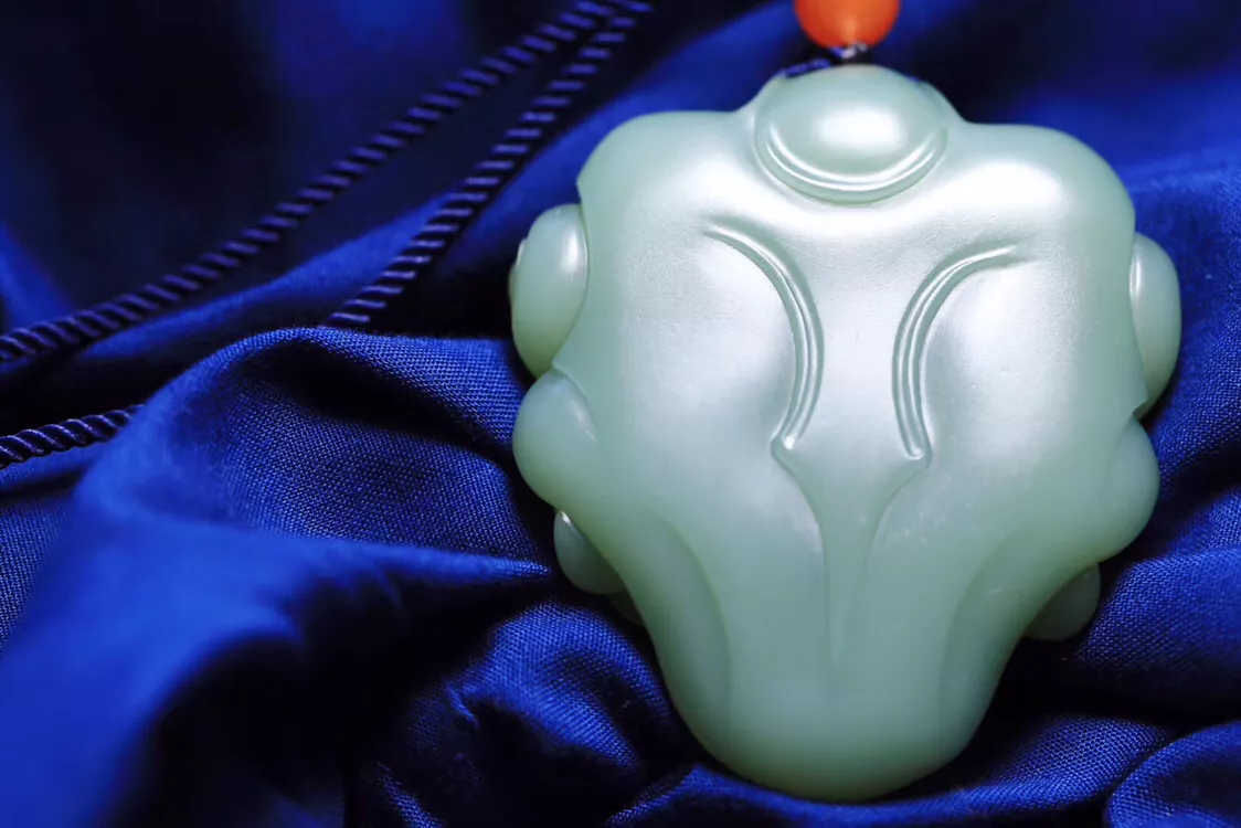 有种碧玉叫“粉青”自带荧光，却非常容易崩茬子很难加工  第5张