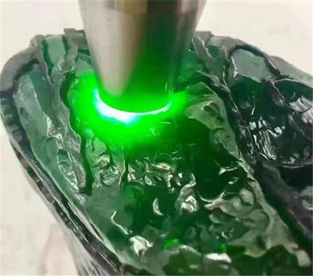 帝王绿翡翠价格高昂，投资时要如何挑选它？(图文)   第3张