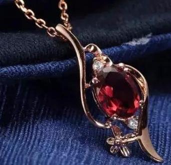 翡翠原石做什么好石榴石戴法有讲究，戴对了才是“女人石”,戴错了可就害人了！  第4张