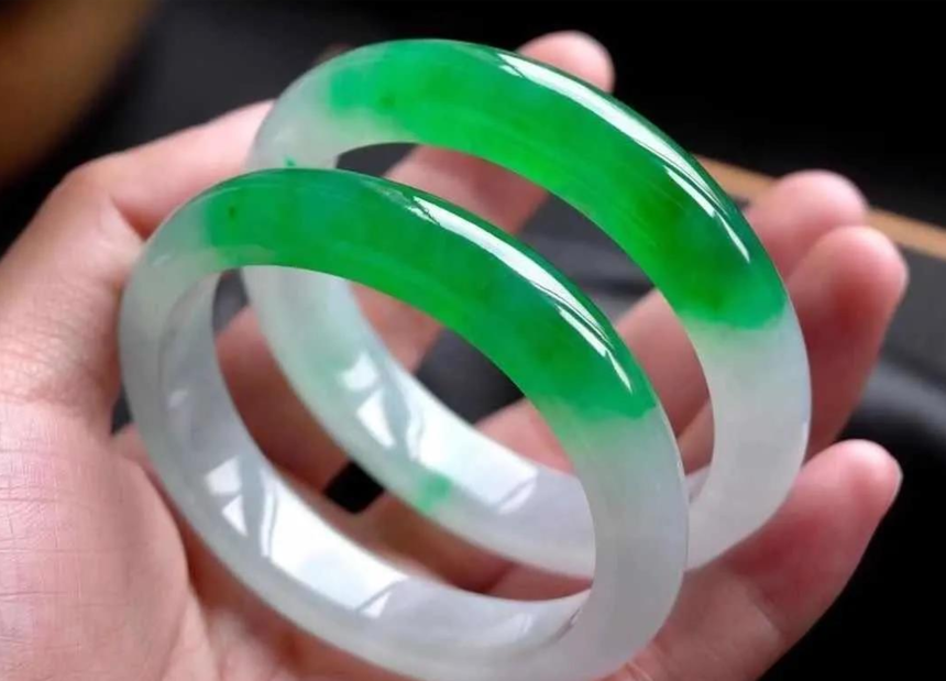 福袋翡翠吊坠凭什么翡翠手镯带一点色就价格倍增？  第1张