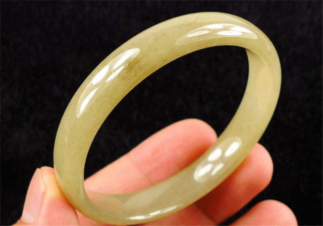 莫弯基翡翠原石切开图20多岁适合带什么玉手镯?如何鉴定玉手镯真假？   第3张