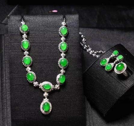 冰糯种是什么翡翠苹果绿翡翠和阳绿翡翠相比，谁更胜一筹？  第2张