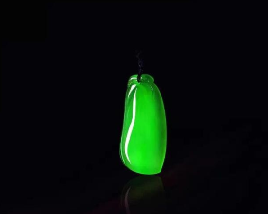 翡翠绿色等级 晴水绿虽说翡翠以绿为贵，但真不是越浓越好  第7张