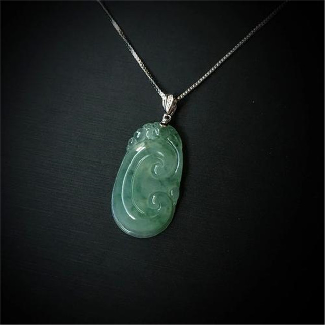 翡翠浅绿色手镯5000如何挑选翡翠挂件？教你挑选到品质最好的翡翠！(图文)   第1张