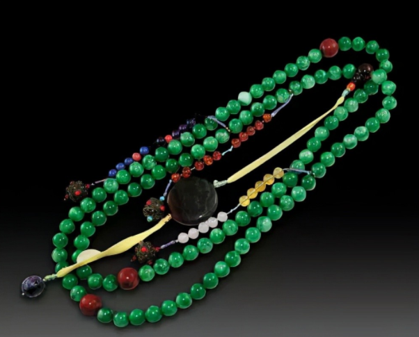 “高质量女性”慈禧珍藏的翡翠朝珠价值1.8亿，却无人问津  第2张