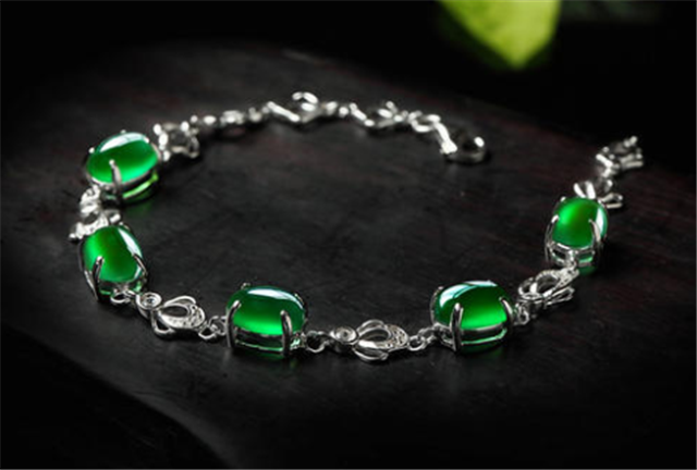 翡翠玉怎么样年轻人适合戴翡翠手链吗？这个问题问我就对了！   第1张