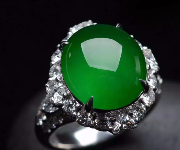 翡翠绿色等级 晴水绿虽说翡翠以绿为贵，但真不是越浓越好  第6张