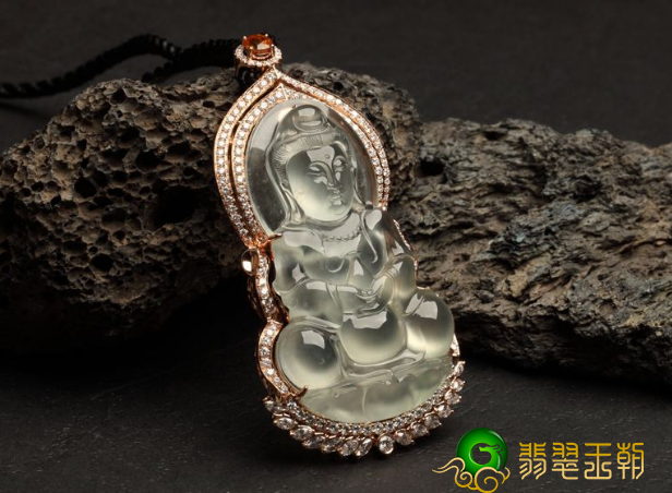 翡翠玉观音的吊坠价格是多少？影响它价格的因素有哪些？   第3张