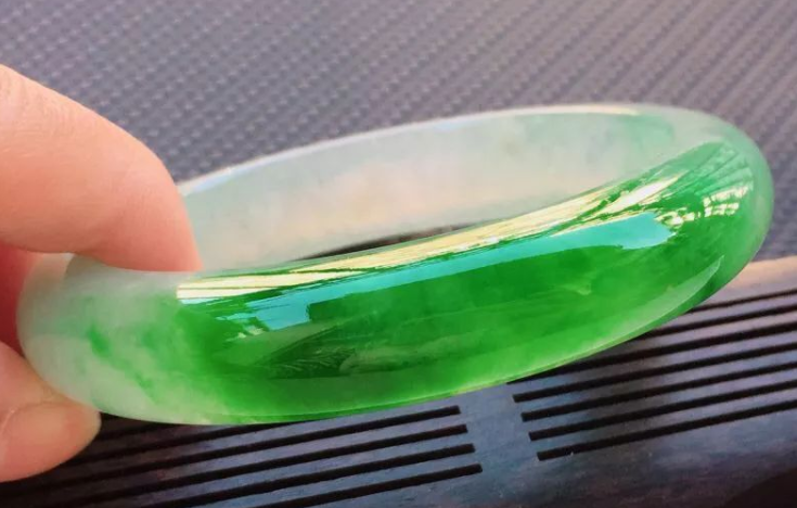 翡翠吊坠孔冰种翡翠价格是多少？影响它价格的三大要素！   第1张