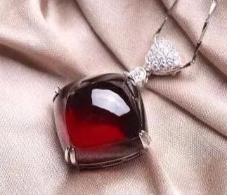 翡翠原石做什么好石榴石戴法有讲究，戴对了才是“女人石”,戴错了可就害人了！  第10张