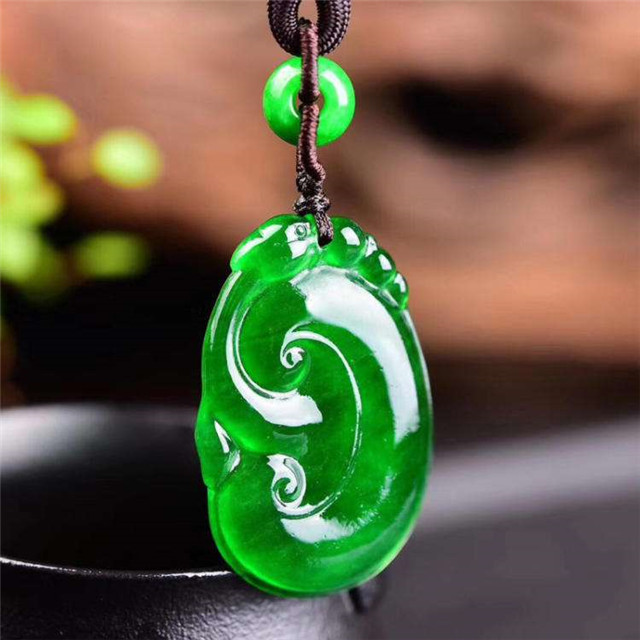 翡翠手镯 脏点多翡翠如意适合什么人群佩戴？我来给您具体分析！(图文)   第1张