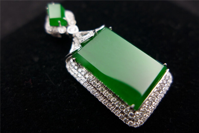 豆青种翡翠手镯价格只有绿翡翠才有收藏价值吗？其实这三种翡翠也不错！(图文)   第1张