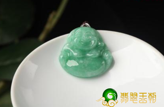 翡翠手镯多重好翡翠知识要点：“偏色一分，差价十倍”的叫法恰当吗？   第3张