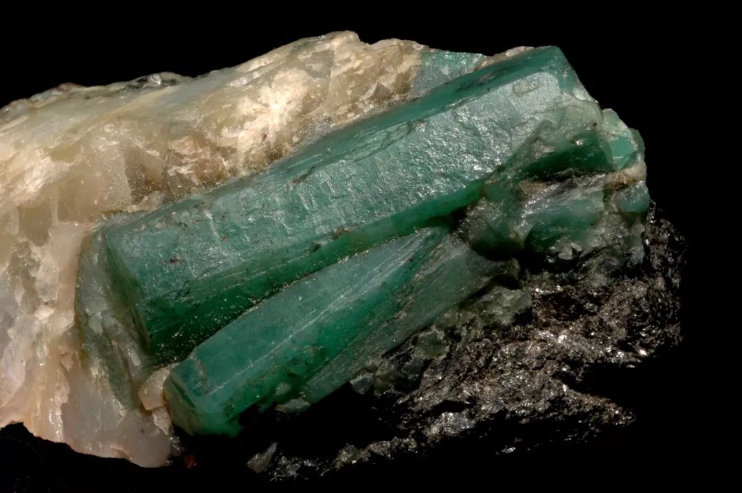 翡翠靠谱吗祖母绿“微油”，“无油”，一字之差价格却差三倍  第1张