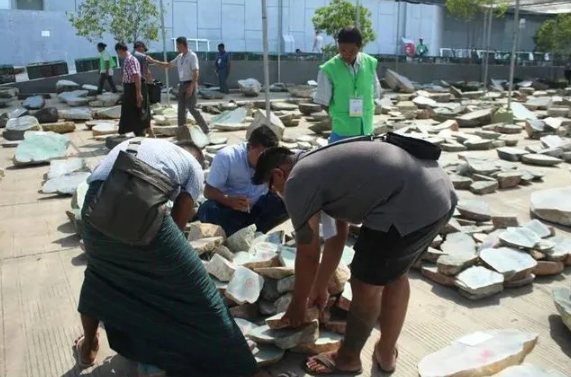 2020年翡翠市场规模达900亿！如今行业现在趋势如何？  第3张