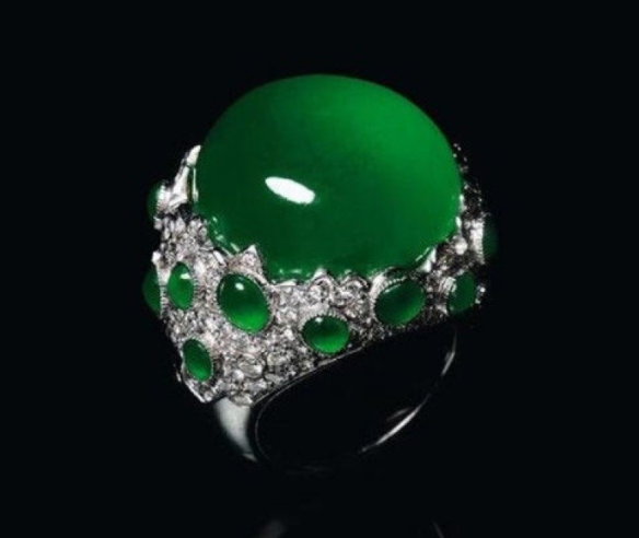 翡翠绿色等级 晴水绿虽说翡翠以绿为贵，但真不是越浓越好  第8张