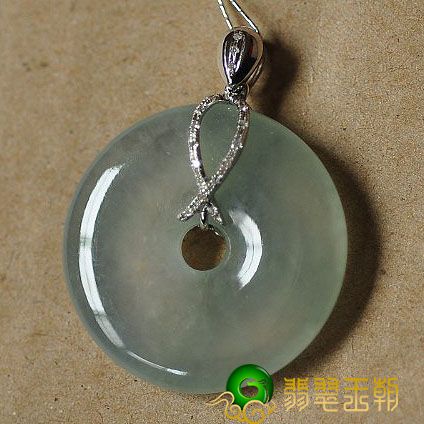 翡翠平安扣的寓意，佩戴翡翠平安扣的好处是什么   第3张