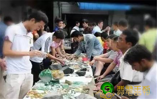 帝王绿翡翠手镯7亿教你好多个翡翠和翡翠赌石领域里的行语，击杀权威专家！   第1张