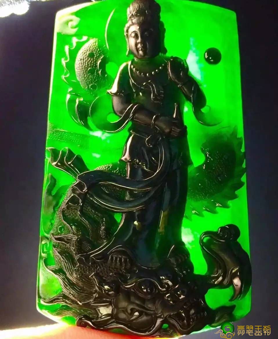 冰糯种飘绿花翡翠警醒玉石圈的“一字之差”   第5张