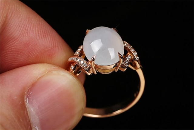 48亿极品翡翠手镯翡翠戒指适合年轻人佩戴吗？如何挑选到好的翡翠戒指？(图文)   第1张