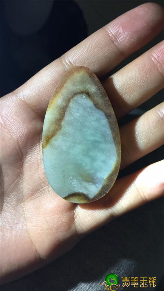 翡翠手镯圆条玉镯女谈一谈翡翠雾色的运用   第7张
