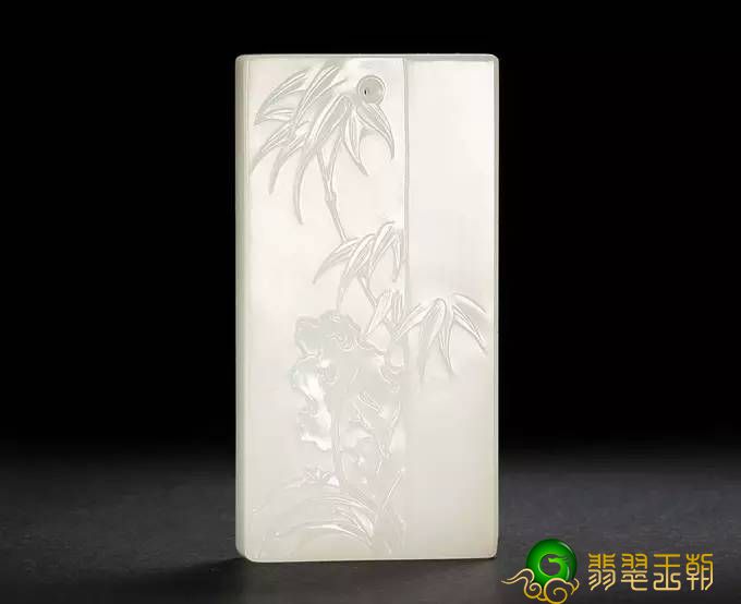 冰糯种飘绿花翡翠警醒玉石圈的“一字之差”   第2张