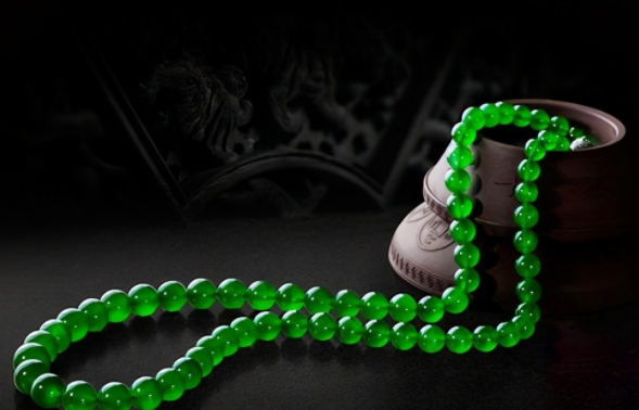 翡翠手镯有络纹不知道怎么变现手中的翡翠？有6大渠道可以选择  第7张