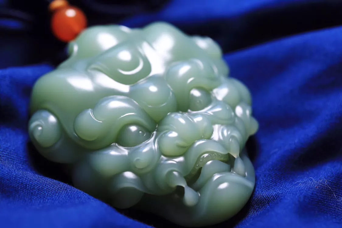 有种碧玉叫“粉青”自带荧光，却非常容易崩茬子很难加工  第2张