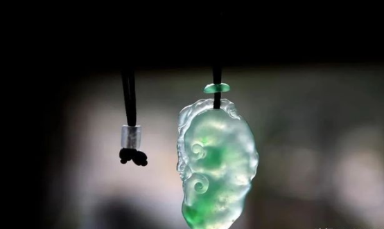 翡翠手镯心镶嵌图片果冻感十足的翡翠，你见过吗？  第9张