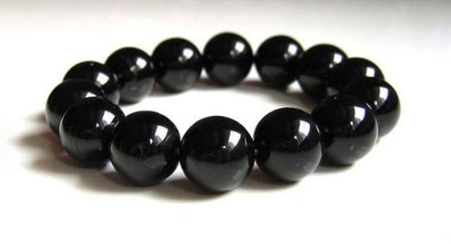 翡翠属相吊坠如何佩戴才能最好的发挥黑玛瑙的功效  第3张