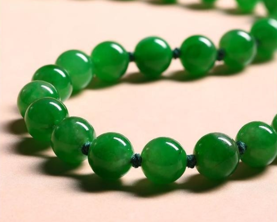 翡翠手镯有络纹不知道怎么变现手中的翡翠？有6大渠道可以选择  第3张