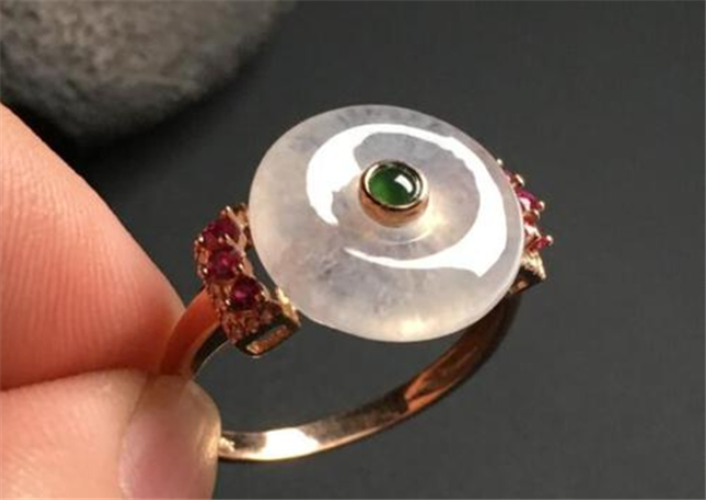 钻石和翡翠哪个更贵气？扒一扒它们的不同之处！(图文)   第3张