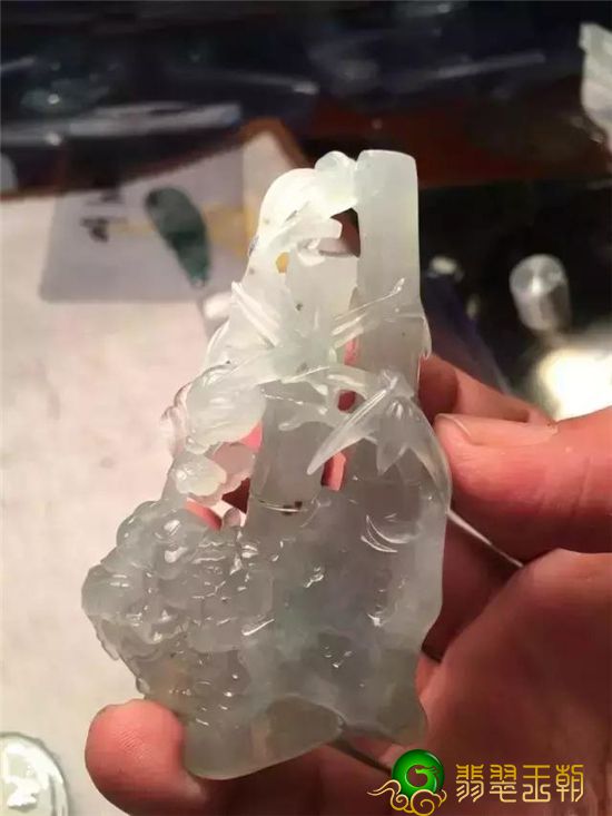 翡翠手镯 亮晶晶的每个人都要想翡翠冰种，实际上冰糯种也很漂亮，看一下这两块料子就了解   第12张