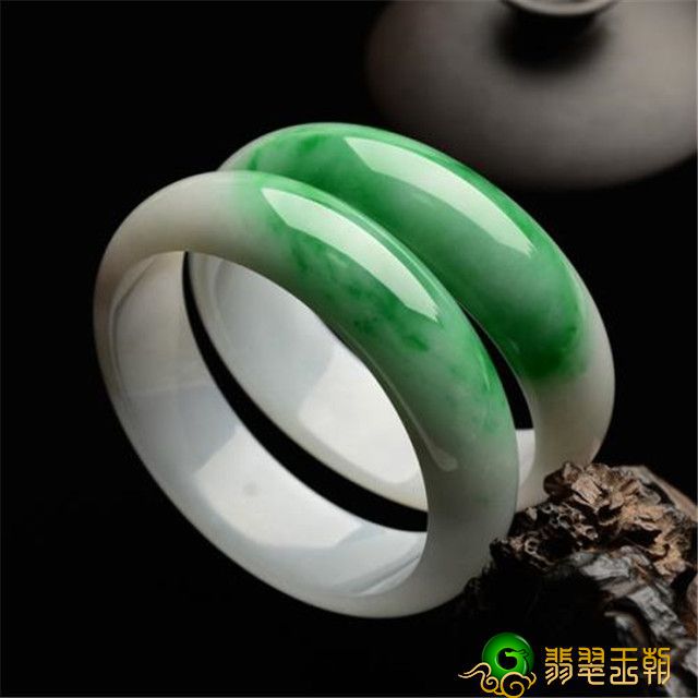 翡翠手链小挂件什么叫白色背景青翡翠？文中给你解疑释惑！   第1张