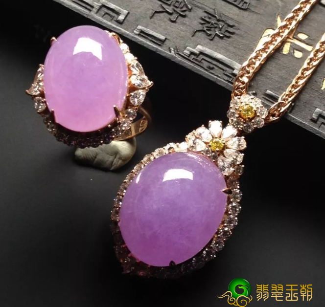 翡翠手镯浅表纹打蜡什么叫紫罗兰花翡翠，非常值得个人收藏吗？   第1张