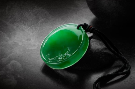 翡翠手镯有络纹不知道怎么变现手中的翡翠？有6大渠道可以选择  第5张