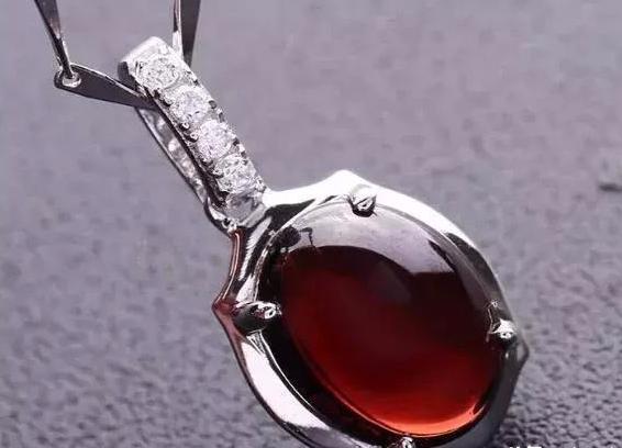 翡翠原石做什么好石榴石戴法有讲究，戴对了才是“女人石”,戴错了可就害人了！  第7张