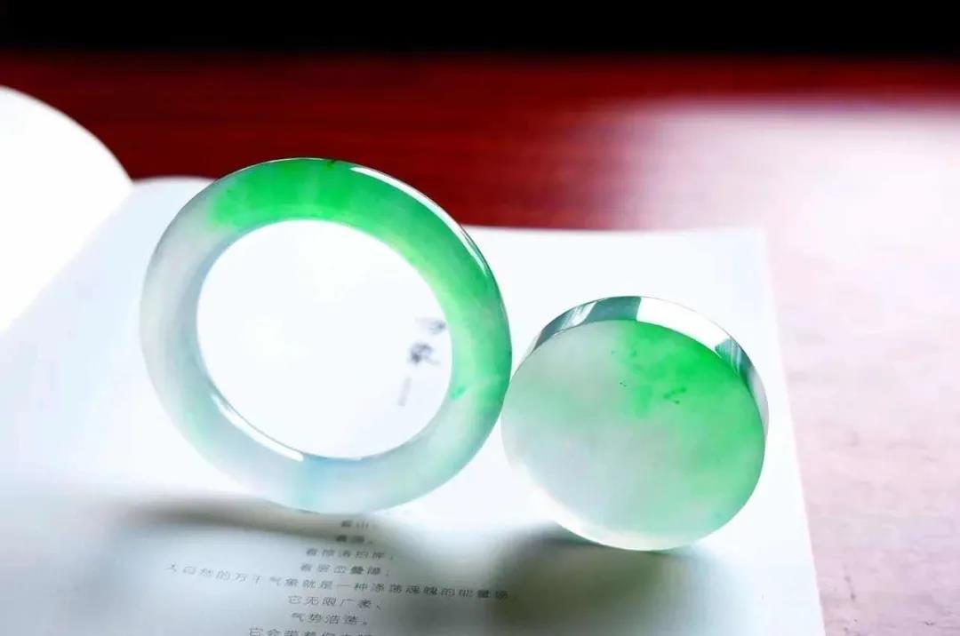 福袋翡翠吊坠凭什么翡翠手镯带一点色就价格倍增？  第10张