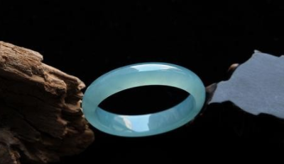 翡翠手镯有络纹不知道怎么变现手中的翡翠？有6大渠道可以选择  第10张